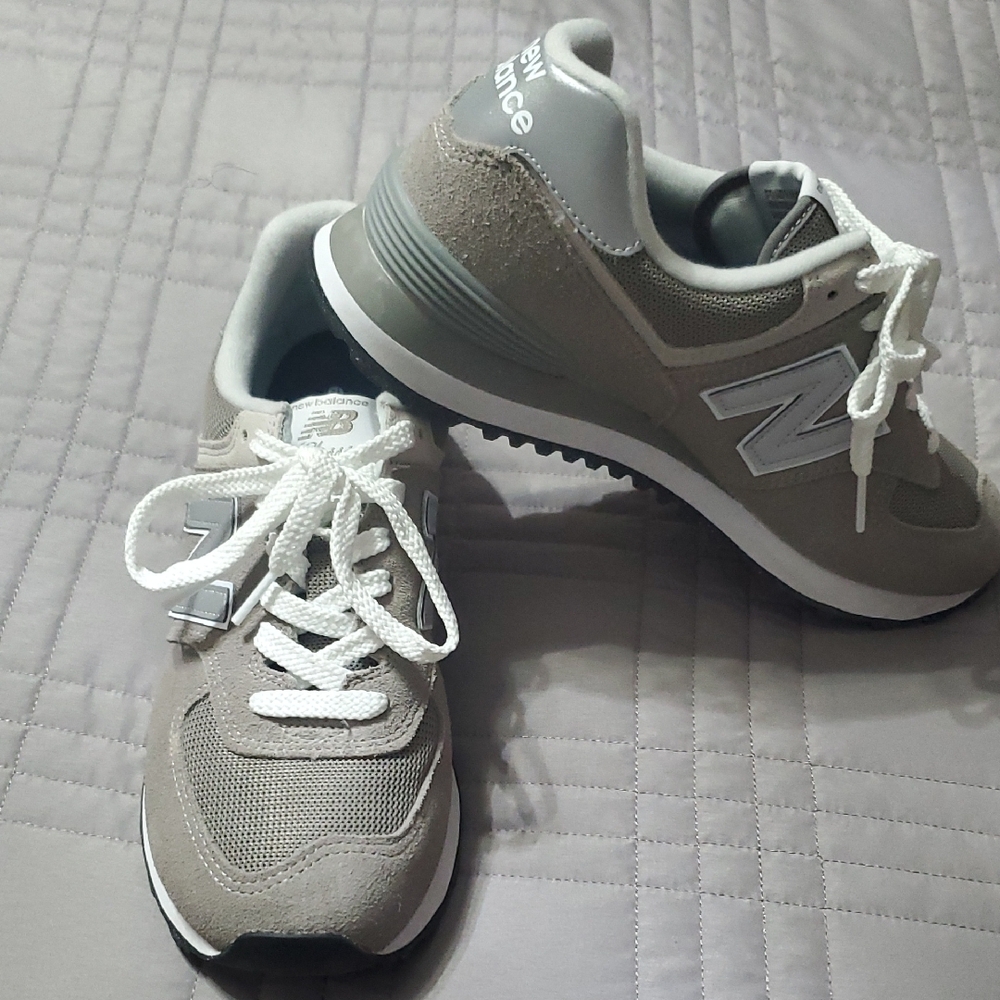 New Balance White and Gray Sneakers. 9.5